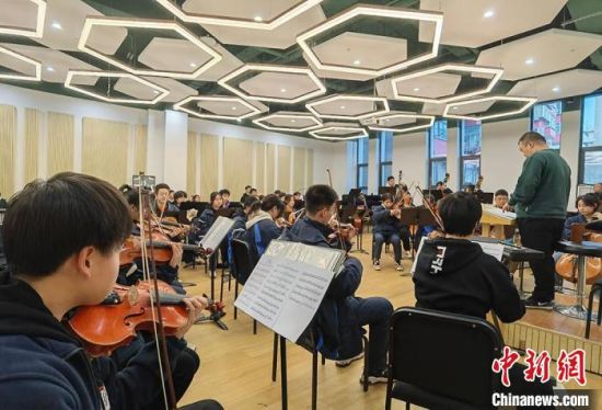 图为兰州一中学学生进行交响乐演奏。(资料图) 刘玉桃 摄