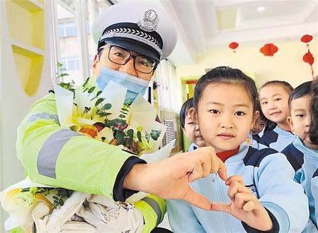 兰州：交警走进幼儿园 带着萌娃学交规