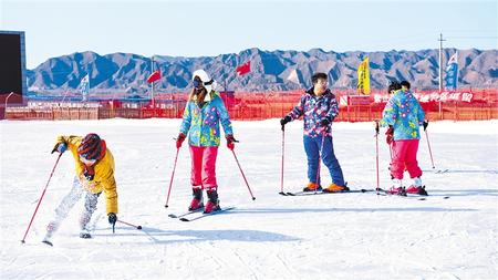 游客在白银国家雪上项目训练基地体验冰雪乐趣