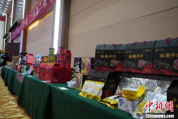 图为活动现场展出的兰州牛肉面非遗产品。九美旦增 摄 九美旦增 摄 图为活动现场展出的兰州牛肉面非遗产品。九美旦增 摄 九美旦增 摄