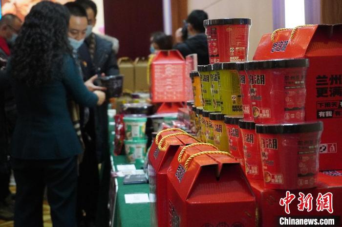 图为活动现场展出的兰州牛肉面非遗产品。九美旦增 摄 九美旦增 摄 图为活动现场展出的兰州牛肉面非遗产品。九美旦增 摄 九美旦增 摄