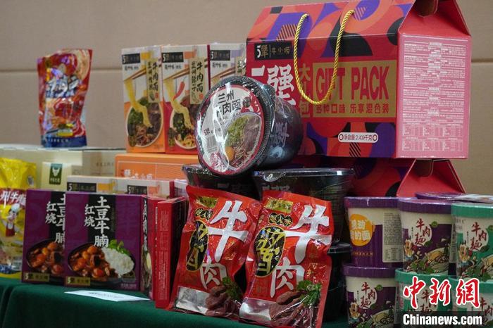 图为活动现场展出的兰州牛肉面非遗产品。九美旦增 摄 九美旦增 摄 图为活动现场展出的兰州牛肉面非遗产品。九美旦增 摄 九美旦增 摄