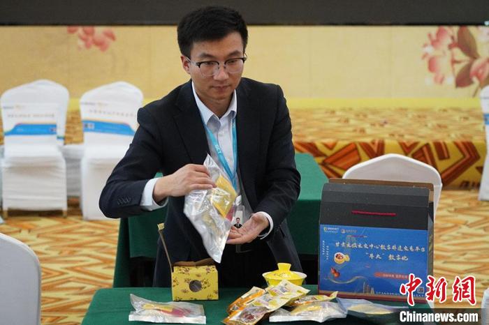 图为首款挂牌产品《牛肉面非遗文化礼盒》于仪式现场首发挂牌交易。九美旦增 摄 九美旦增 摄 图为首款挂牌产品《牛肉面非遗文化礼盒》于仪式现场首发挂牌交易。九美旦增 摄 九美旦增 摄