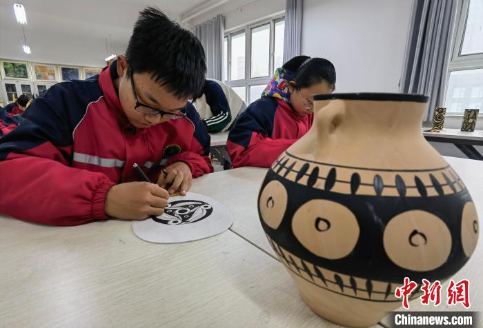 兰州中学生课堂“新解”彩陶现代材料让传统“复活”