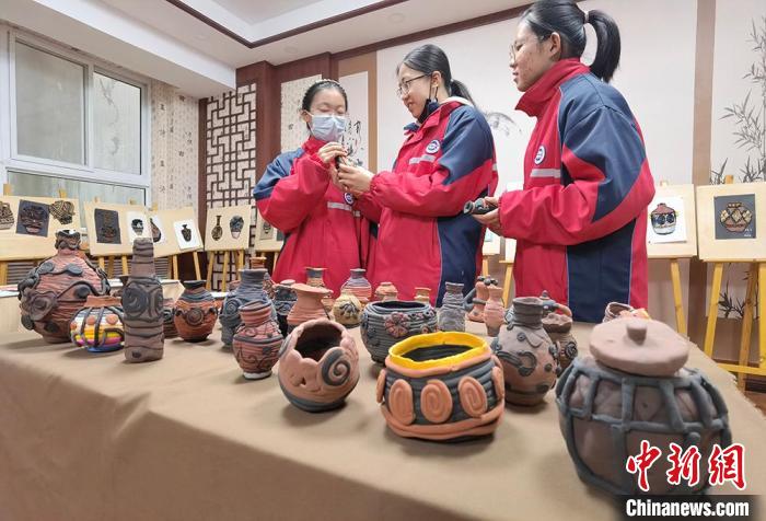 图为学生用超轻黏土制作的彩陶。 刘玉桃 摄 图为学生用超轻黏土制作的彩陶。 刘玉桃 摄