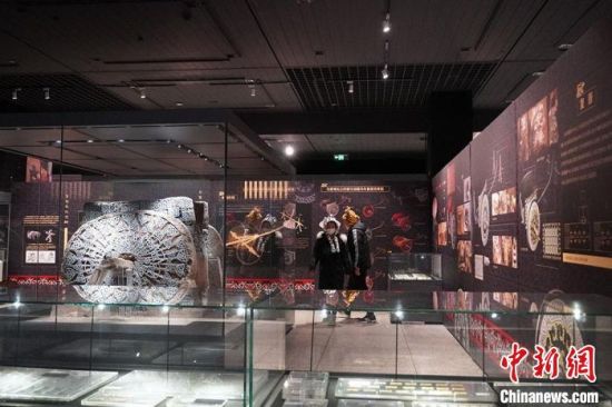 图为市民在甘肃省博物馆内参观。九美旦增 摄