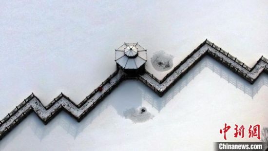 甘肃冰雪旅游资源富集，常有“千里冰封”之景象。图为甘肃省宕昌县，皑皑白雪与木栈道相映成趣。(资料图) 刘辉 摄