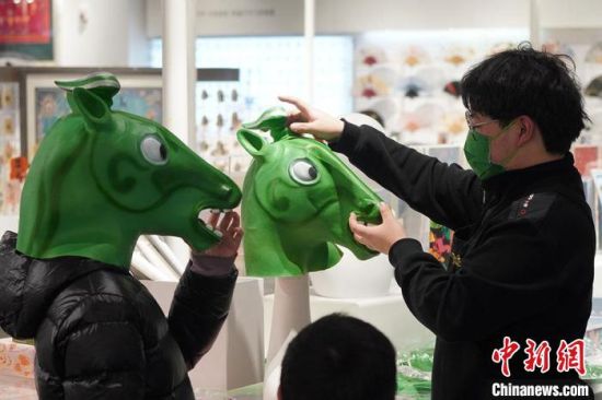 图为“神马来了”铜奔马头套。 九美旦增 摄 图为“神马来了”铜奔马头套。 九美旦增 摄
