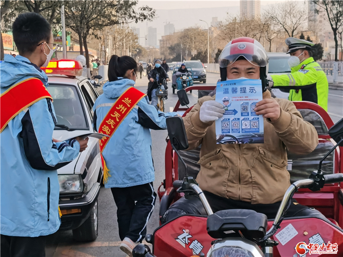 【2022年春运】春运首日 兰州交警开展形式多样宣传活动