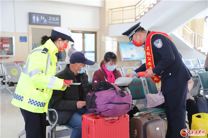 组图丨定西交警奏响春运“宣传曲”