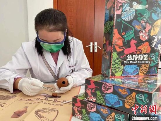 图为体验“丝路探宝”彩陶盲盒修复过程。 王海柔 摄 图为体验“丝路探宝”彩陶盲盒修复过程。 王海柔 摄