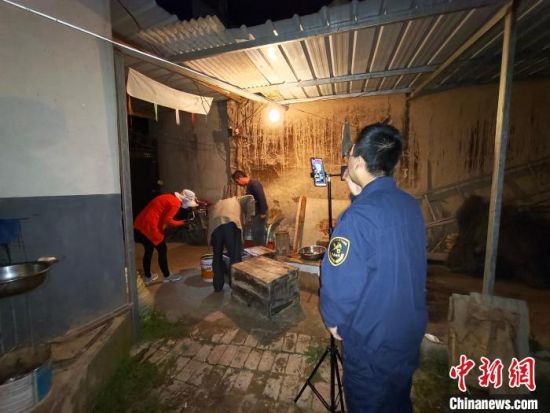 图为兰州海关驻村工作队指导帮助村民拓宽农特产品销售渠道。(资料图) 洪天晖 摄 图为兰州海关驻村工作队指导帮助村民拓宽农特产品销售渠道。(资料图) 洪天晖 摄