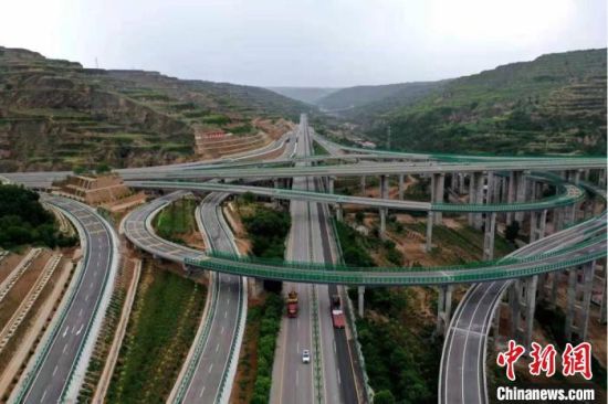 图为甘肃境内立交桥。　甘肃省交通运输厅供图
