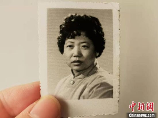 图为20世纪80年代，兰州照相馆拍摄的人物肖像照，如今仍然有很多人选择拍摄这样的照片留作纪念。　王牧雨 摄