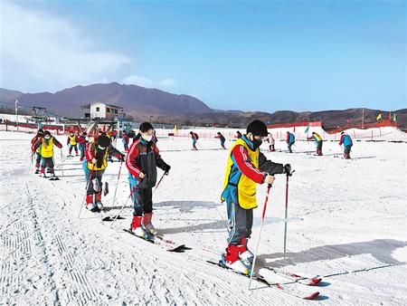 【乐享冰雪 喜迎冬奥】临夏：冬奥风引冰雪热 青少年成生力军