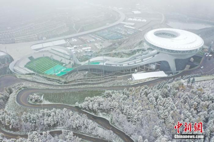 2021年10月6日,北京2022年冬奥会张家口赛区降下秋雪,航拍崇礼区国家跳台滑雪中心“雪如意”雪景。<a target='_blank' data-cke-saved-href='/' href='/'>中新社</a>发 武殿森 摄 图片来源:CNSPHOTO 点击进入下一页