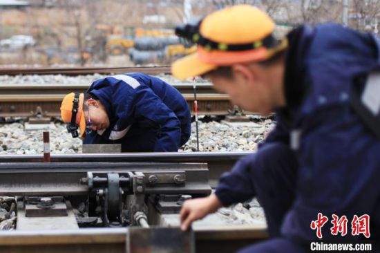 兰州铁路局兰州电务段职工对设备进行检查测试。　张卫忠 　摄