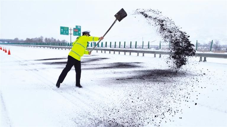 受降雪影響甘肅省部分路段實行交通管制