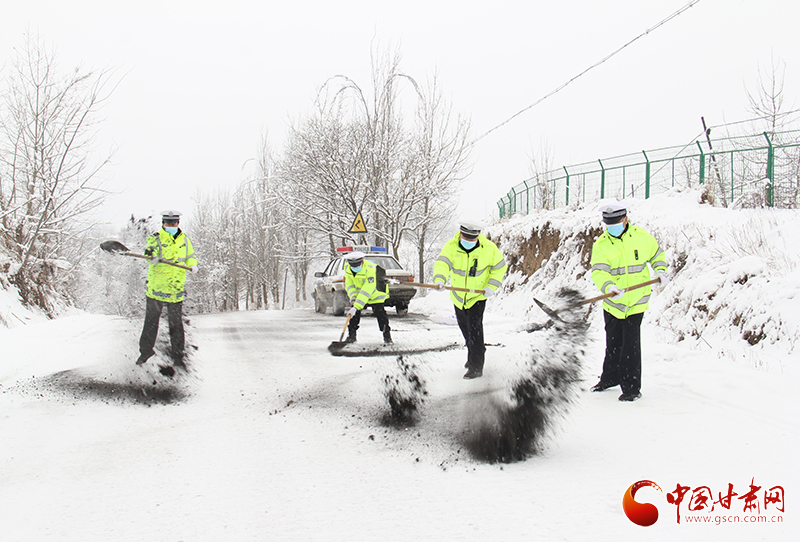 以“雪”为令 浴“雪”奋战——灵台公安交警全力做好冰雪天气道路疏堵保畅工作