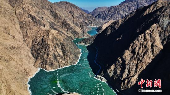 图为穿越峡谷的冰封河流。 武雪峰 摄