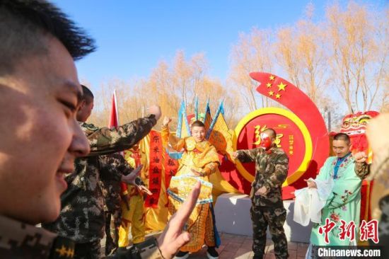 图为京剧表演队为官兵传授京剧表演的方法技巧。 辛凯旋 摄 图为京剧表演队为官兵传授京剧表演的方法技巧。 辛凯旋 摄