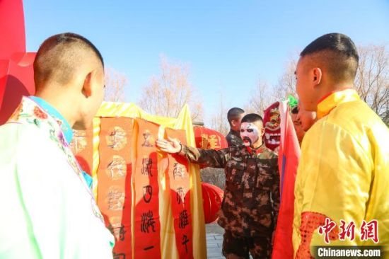 图为唱京剧读春联迎新春。 侯兆东 摄 图为唱京剧读春联迎新春。 侯兆东 摄