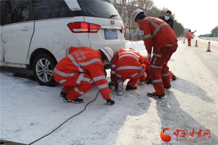 甘肃高速人迎雪而上 救助风雪中被困司乘人员