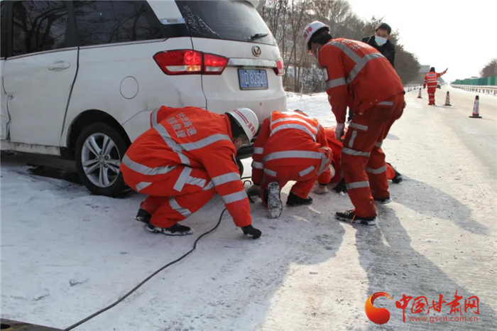 受持续降雪影响 今日甘肃省多条高速部分路段仍有交通管制