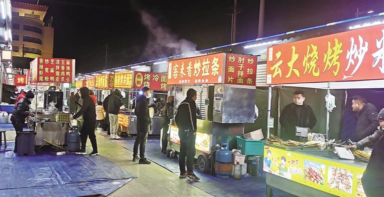 白银景泰县广场早夜市火热经营迎新春