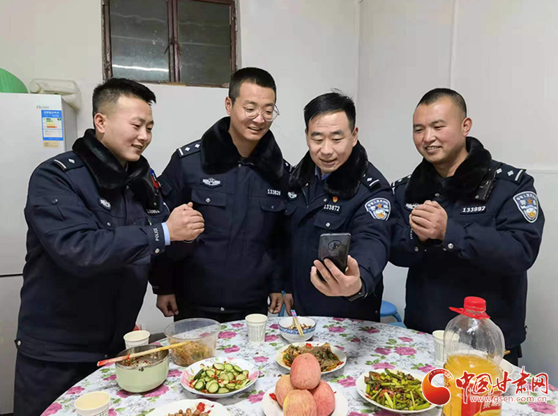 【网络中国节·春节】派出所里的“年夜饭”