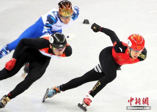 2月20日,在平昌冬奥会短道速滑男子500米预赛中,中国选手韩天宇顺利晋级。图为韩天宇在比赛中。<a target='_blank' data-cke-saved-href='/' href='/'>中新社</a>记者 宋吉河 摄 点击进入下一页
