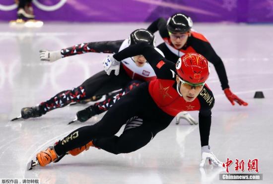 当地时间2月22日,2018年平昌冬奥会短道速滑男子500米1/4决赛,中国选手武大靖以39秒800的成绩刷新世界纪录,并打破奥运会纪录,以较大领先优势小组第一晋级半决赛!另一名中国选手任子威也以40秒032晋级半决赛。图为中国选手任子威在比赛中。 点击进入下一页