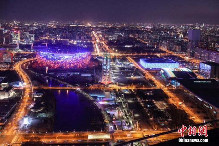 国家体育场“鸟巢”和国家游泳中心“冰立方”夜景。<a target='_blank' data-cke-saved-href='/' href='/'>中新社</a>发 陈晓根 摄 图片来源:CNSPHOTO 点击进入下一页
