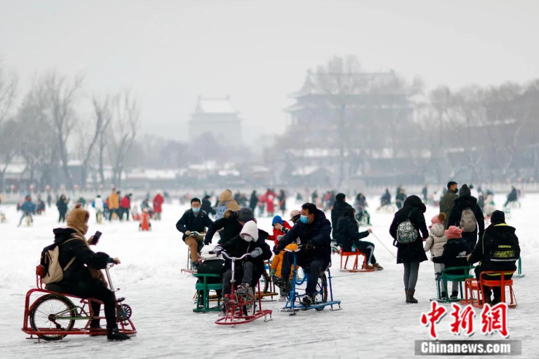 2022年1月22日,北京,民众在什刹海冰场体验冰上运动。<a target='_blank' data-cke-saved-href='/' href='/'>中新社</a>记者 盛佳鹏 摄 点击进入下一页