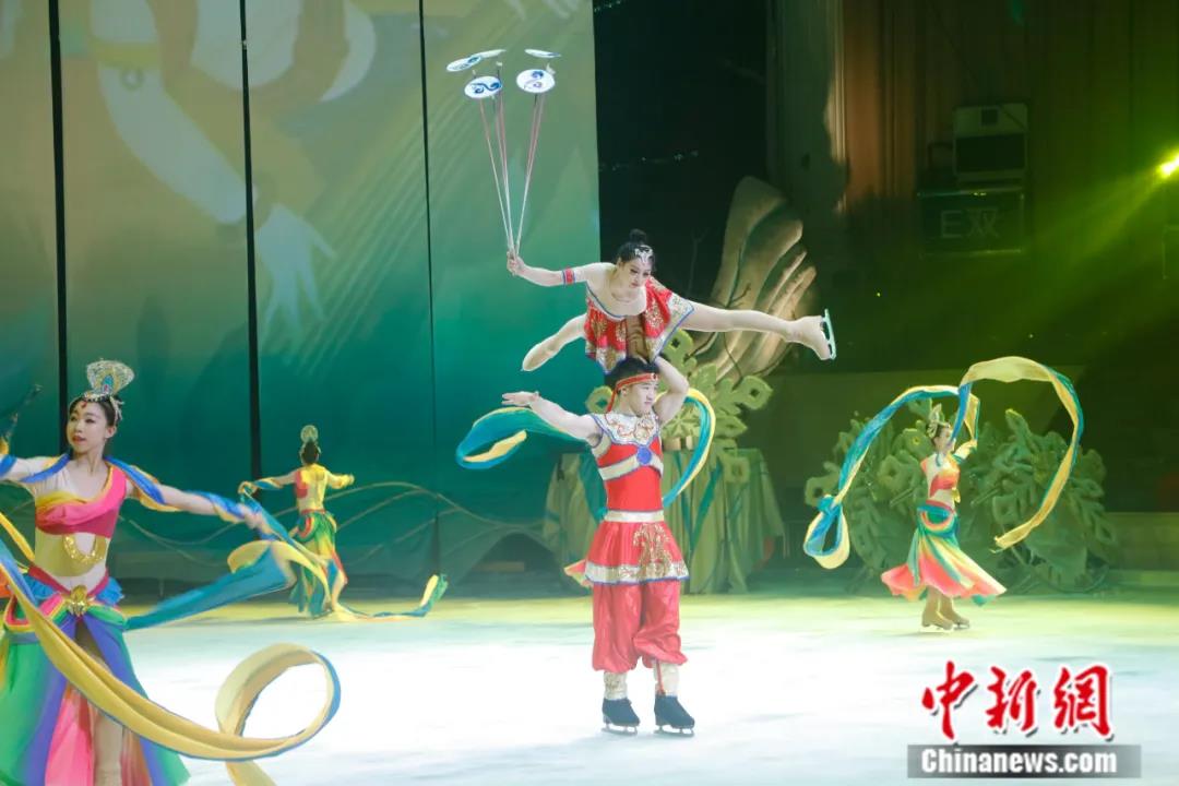 2019年7月,杂技剧《冰秀·寻梦》在哈尔滨首演。此次演出在传统杂技的基础上融合了花样滑冰、冰上杂技、冰上特技等,令中外游客畅享冰雪艺术。<a target='_blank' data-cke-saved-href='/' href='/'>中新社</a>记者 吕品 摄 点击进入下一页
