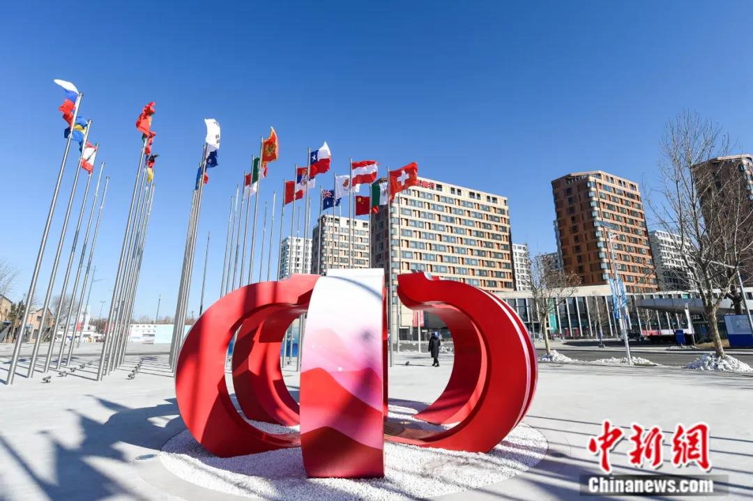 2022年1月27日,迎风飘舞的各国旗帜将北京冬奥村点缀得韵味十足。北京冬奥会将于2022年2月4日开幕。<a target='_blank' data-cke-saved-href='/' href='/'>中新社</a>记者 何蓬磊 摄 点击进入下一页