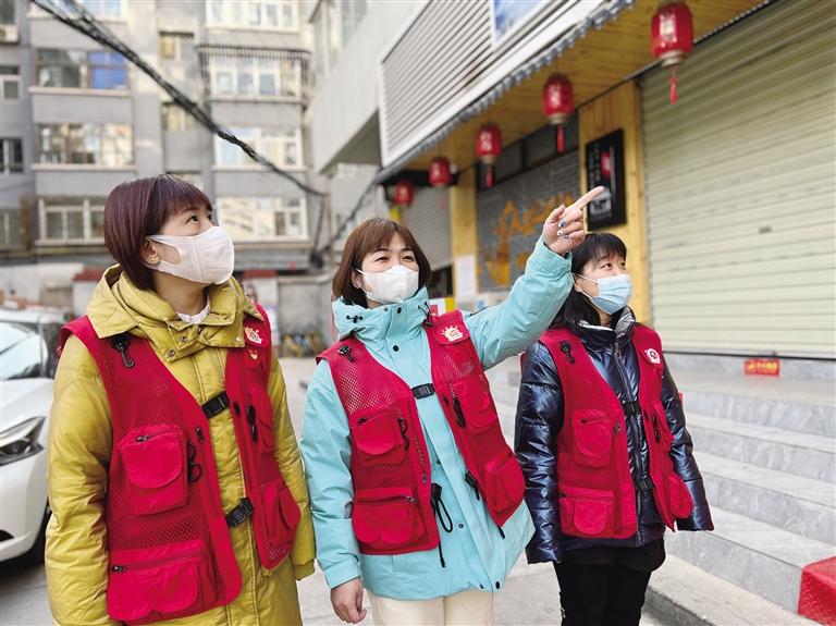 走街串户问仔细 护佑一方平安年——社区党员干部坚守岗位为民服务不停歇