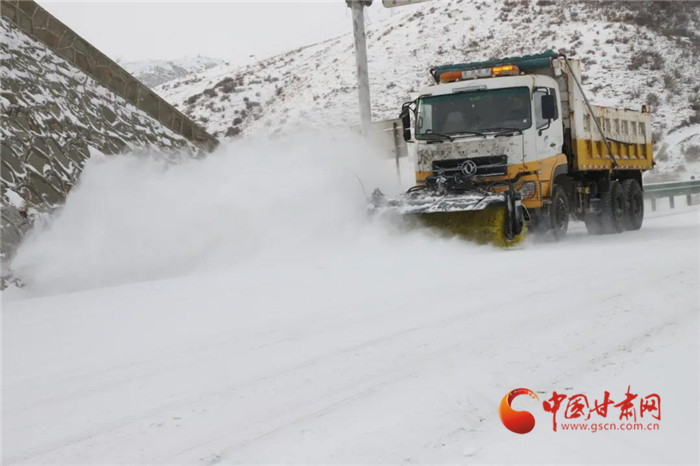 返程高峰迎来降雪天气 甘肃交通部门全力应对保障安全通行