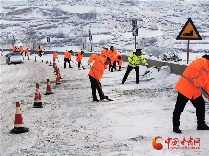 兰州公路发展中心：昼夜除雪加强环兰公路应急保障服务