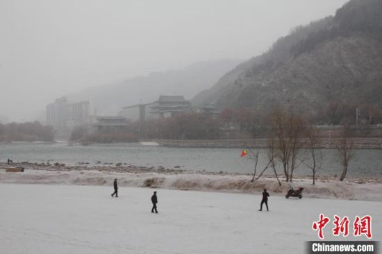 民众在黄河岸边感受冰雪趣味。　徐雪 摄