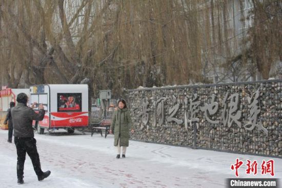 图为市民驻足拍照。　徐雪 摄