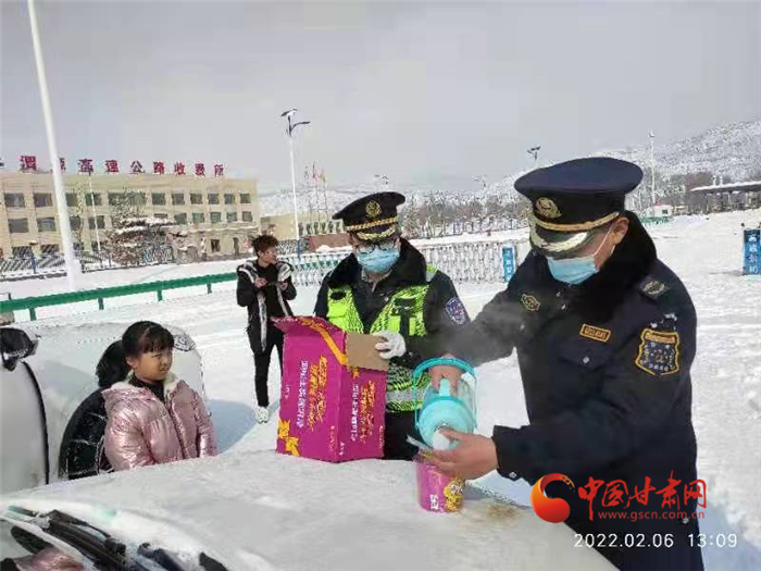 千里风雪返程路 甘肃交通人一路扫雪除冰在守护