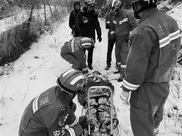 兰州：女子徒步受伤被困深山 消防队员6小时雪地救援