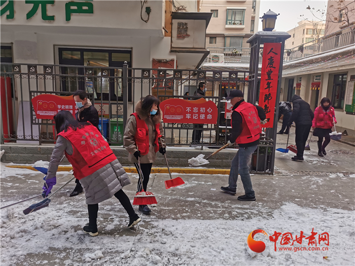 【新春走基层】节后上班第一天 兰州社区干部小街巷里扫雪除冰忙
