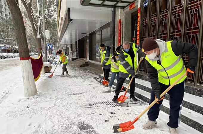 兰州市城关区万余名干部职工上街扫雪铲冰 