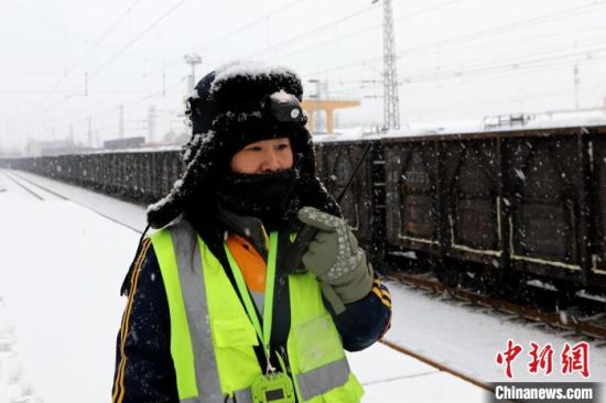 图为在雪中坚守的铁路人。　高志瑛 摄