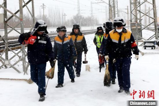 图为兰州铁路局分工到人，工作人员现场除雪。　王喜栋 摄