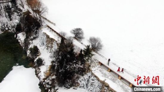 2月5日，游客在甘肃陇南市宕昌县官鹅沟国家森林公园逐冰嬉雪。　刘辉 摄