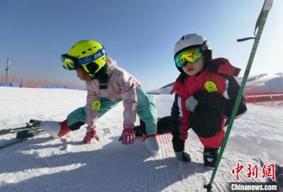 图为兰州市城关区清华小学在兰州新区一滑雪场举办首届滑雪班级联赛，学生进行赛前热身运动。(资料图) 刘玉桃 摄