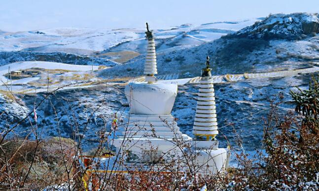 张掖:马蹄寺景区普降瑞雪景美如画